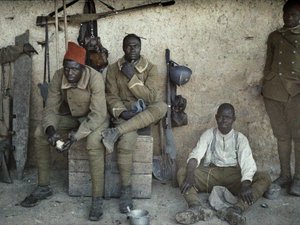 Soldados senegaleses sirviendo en el ejército francés como infantes descansando en una habitación con armas y equipo, Saint-Ulrich, Departamento Haut-Rhin, Alsacia, Francia, 16 de junio de 1917 (autocromo)